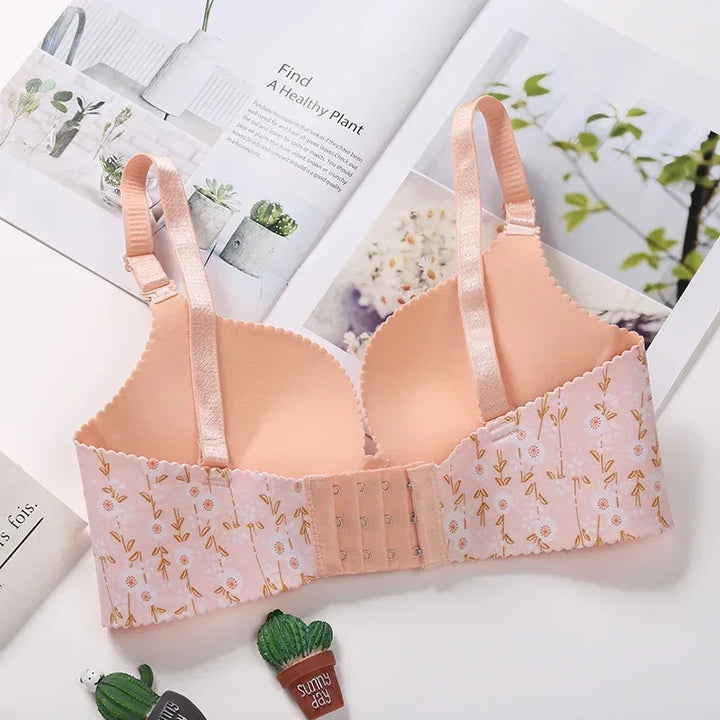 SEAMLESS BRA THAT REFLECTS FEMALE FREEDOM